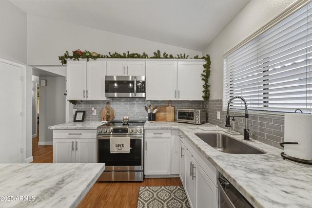 2105 E ROBIN Lane, Phoenix, AZ 85024