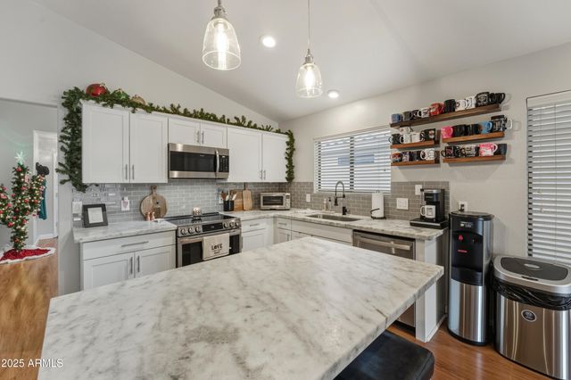 2105 E ROBIN Lane, Phoenix, AZ 85024