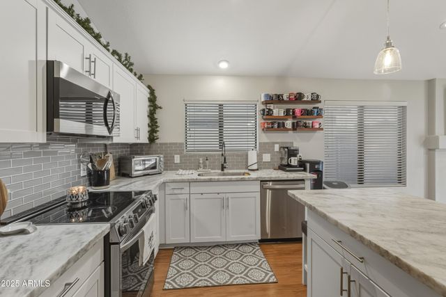 2105 E ROBIN Lane, Phoenix, AZ 85024