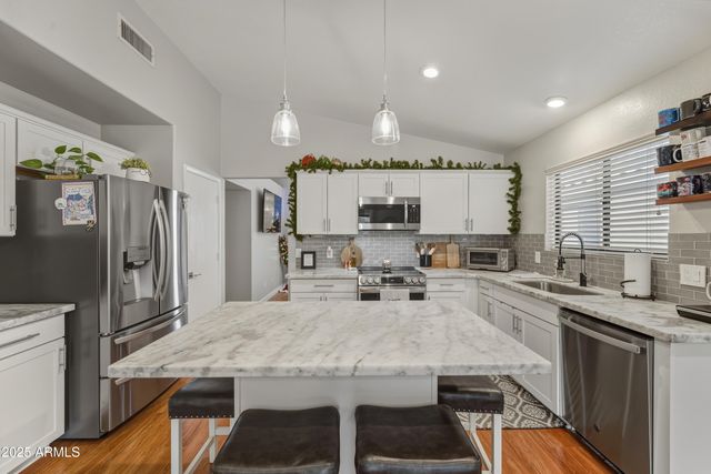 2105 E ROBIN Lane, Phoenix, AZ 85024