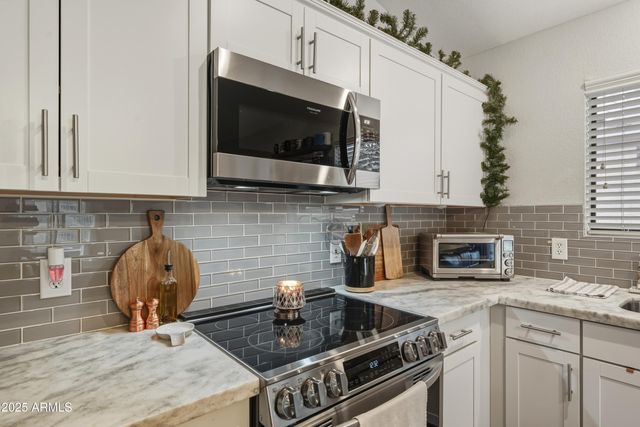 2105 E ROBIN Lane, Phoenix, AZ 85024