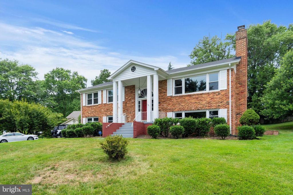 8020 AGIN CT, Mclean, VA 22102