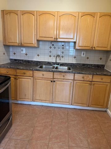 29 Willow St B, Lawrence, MA 01841