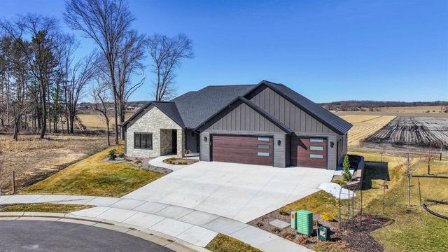 405 Prairie View Drive, Portage, WI 53901