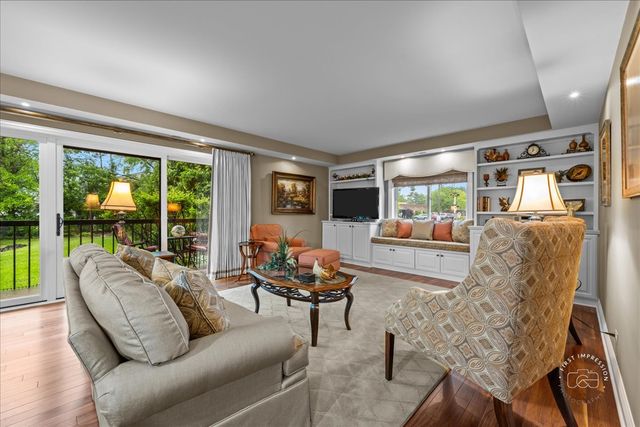 1103 N Mill Street 111, Naperville, IL 60563