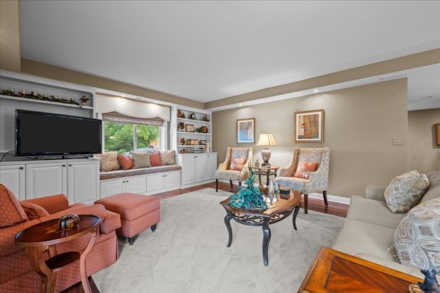 1103 N Mill Street 111, Naperville, IL 60563