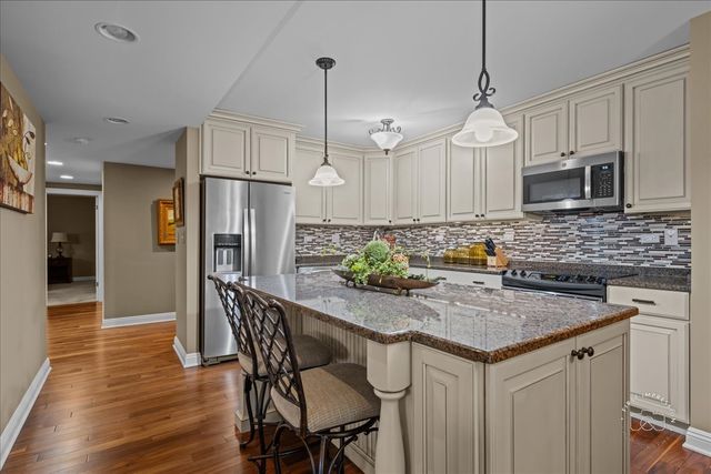 1103 N Mill Street 111, Naperville, IL 60563