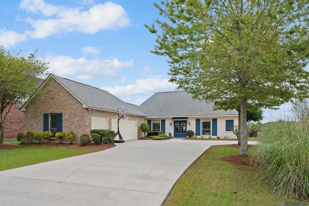 6182 Breeze Point Dr, Gonzales, LA 70737