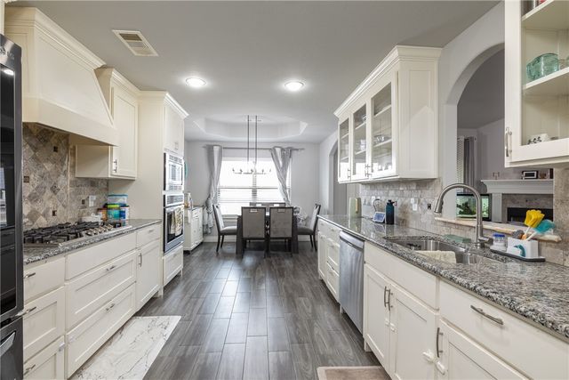 433 Snyders Bluff Drive, Fayetteville, AR 72704
