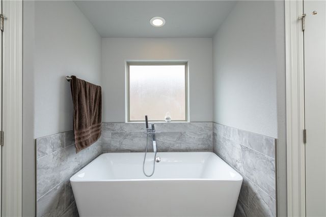 433 Snyders Bluff Drive, Fayetteville, AR 72704