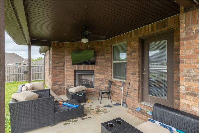 433 Snyders Bluff Drive, Fayetteville, AR 72704