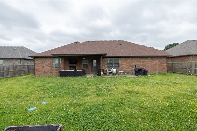 433 Snyders Bluff Drive, Fayetteville, AR 72704