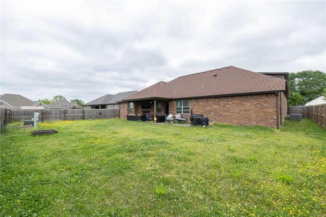 433 Snyders Bluff Drive, Fayetteville, AR 72704