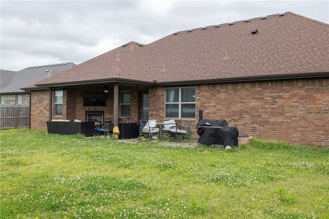 433 Snyders Bluff Drive, Fayetteville, AR 72704
