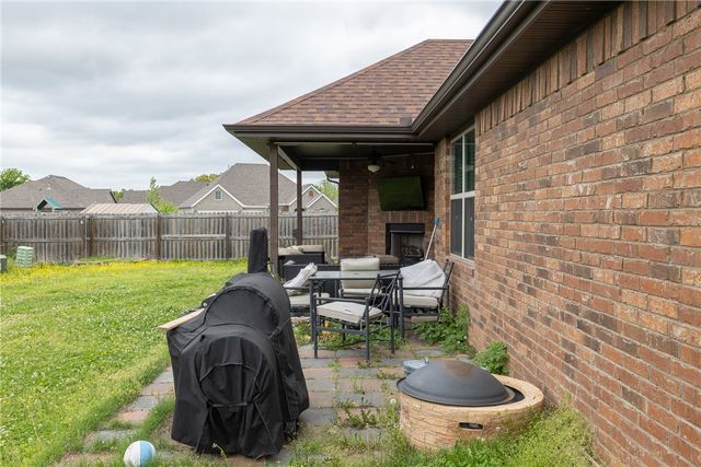433 Snyders Bluff Drive, Fayetteville, AR 72704