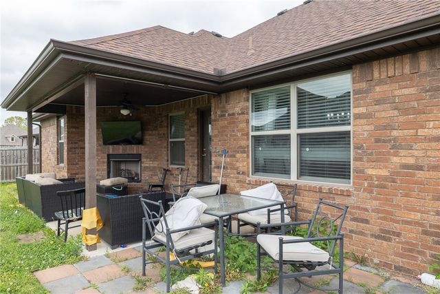 433 Snyders Bluff Drive, Fayetteville, AR 72704