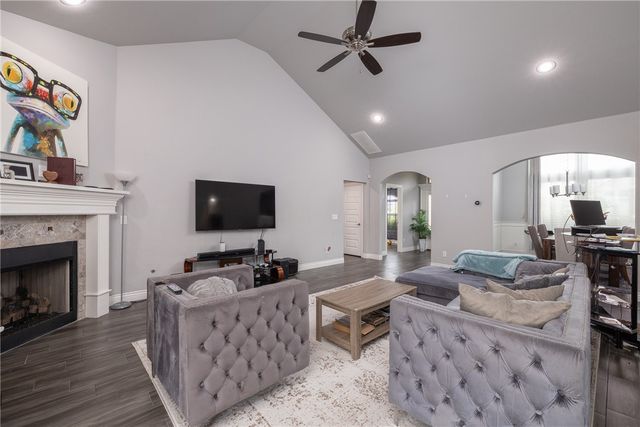 433 Snyders Bluff Drive, Fayetteville, AR 72704