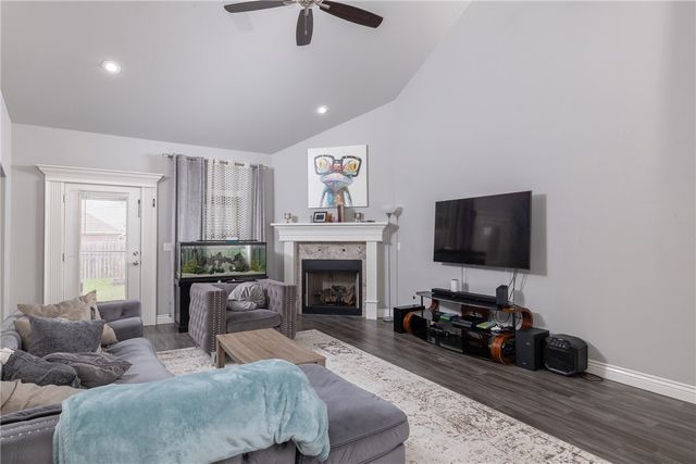 433 Snyders Bluff Drive, Fayetteville, AR 72704