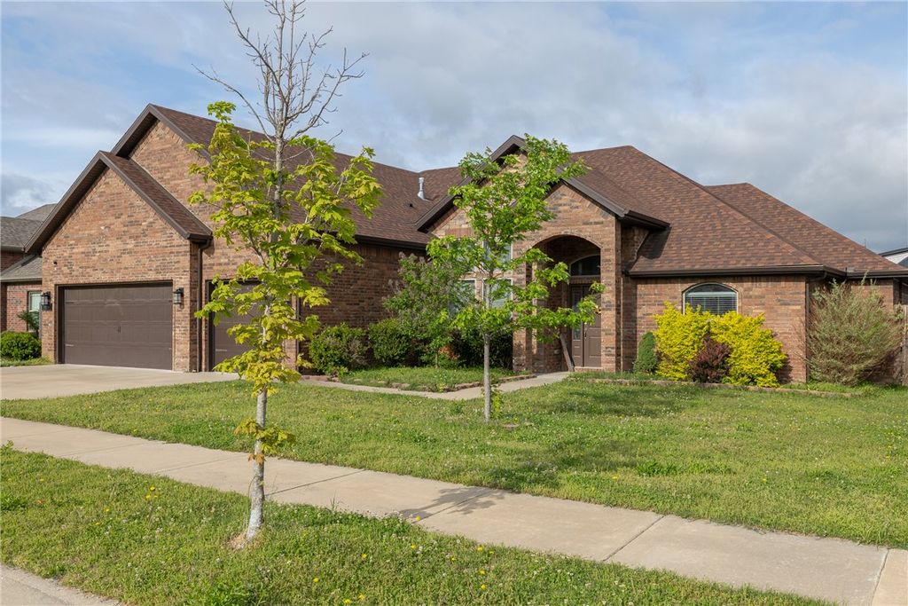 433 Snyders Bluff Drive, Fayetteville, AR 72704