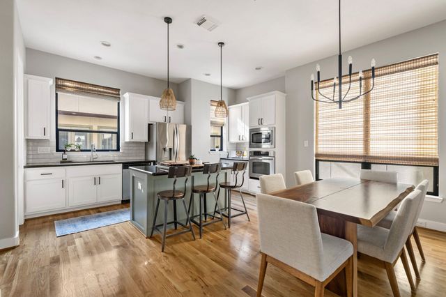 704 W 8th Street, Houston, TX 77007