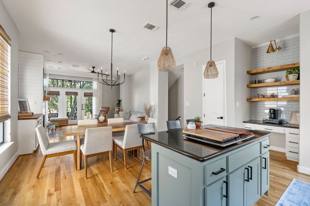 704 W 8th Street, Houston, TX 77007