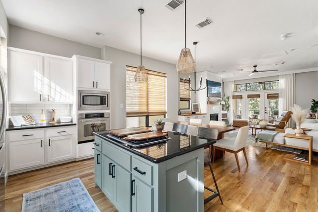 704 W 8th Street, Houston, TX 77007