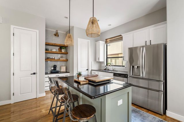 704 W 8th Street, Houston, TX 77007