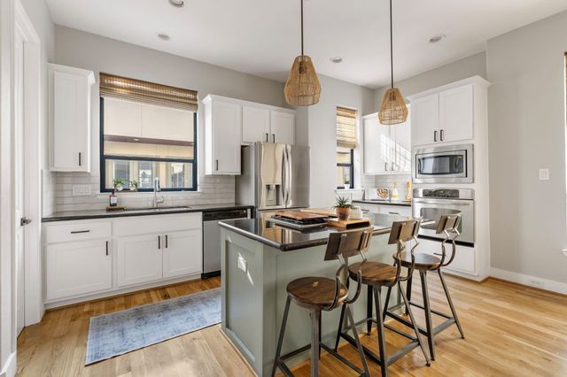 704 W 8th Street, Houston, TX 77007