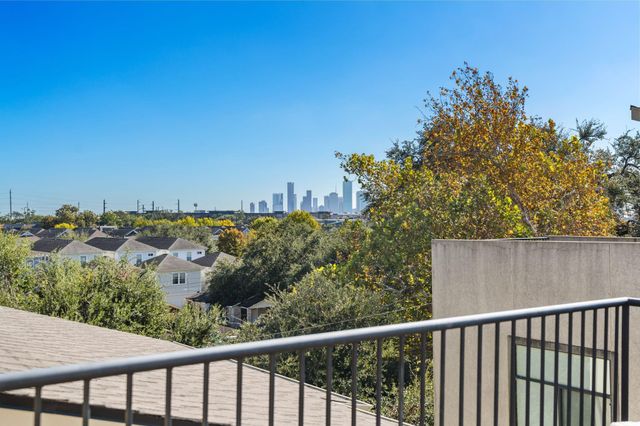 704 W 8th Street, Houston, TX 77007