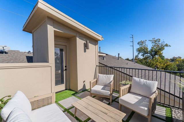 704 W 8th Street, Houston, TX 77007