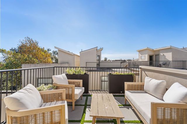 704 W 8th Street, Houston, TX 77007