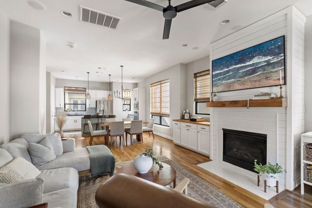 704 W 8th Street, Houston, TX 77007