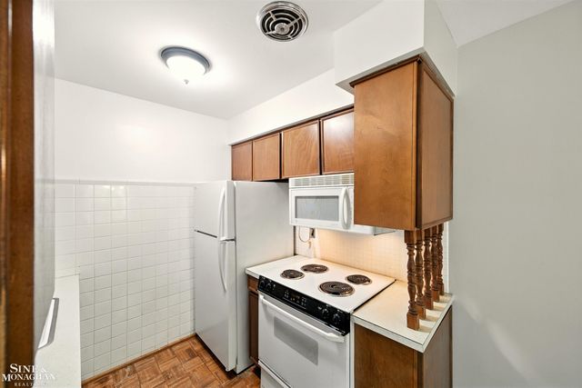 20923 Wildwood Drive 226, Harper Woods, MI 48225