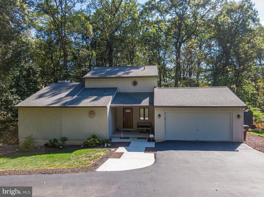 26 HIGHLAND DR, Fleetwood, PA 19522