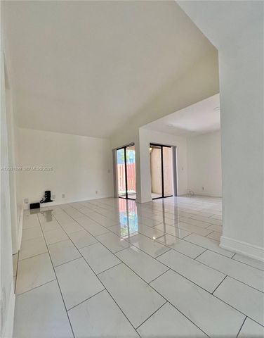 6109 NW 171st St, Hialeah, FL 33015