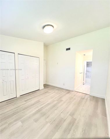 6109 NW 171st St, Hialeah, FL 33015