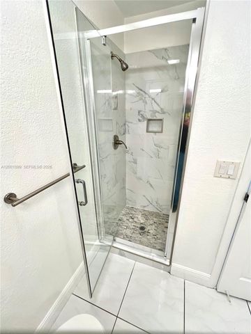 6109 NW 171st St, Hialeah, FL 33015