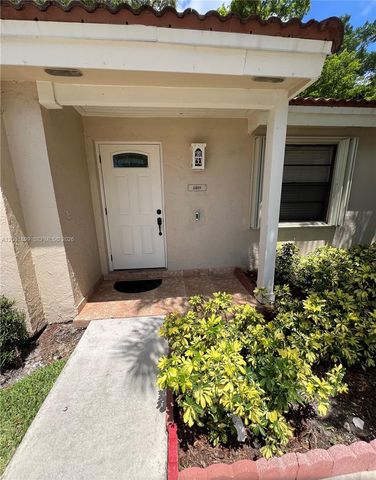 6109 NW 171st St, Hialeah, FL 33015