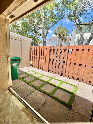 6109 NW 171st St, Hialeah, FL 33015