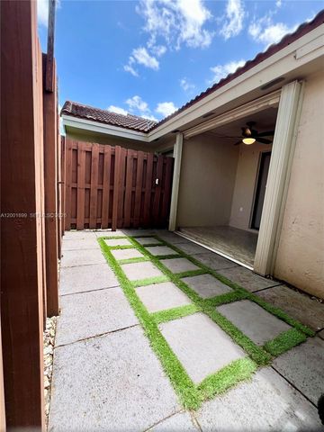 6109 NW 171st St, Hialeah, FL 33015