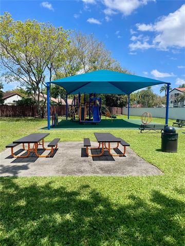 6109 NW 171st St, Hialeah, FL 33015