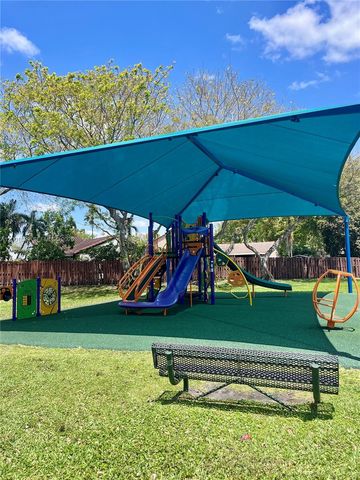 6109 NW 171st St, Hialeah, FL 33015