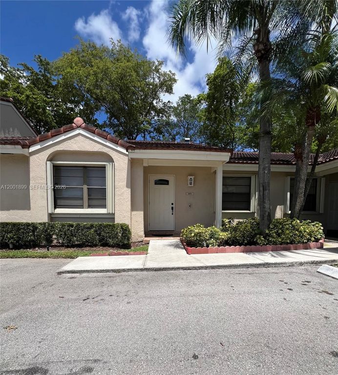 6109 NW 171st St, Hialeah, FL 33015