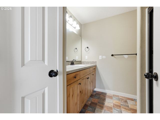 967 E 16TH St, Lafayette, OR 97127