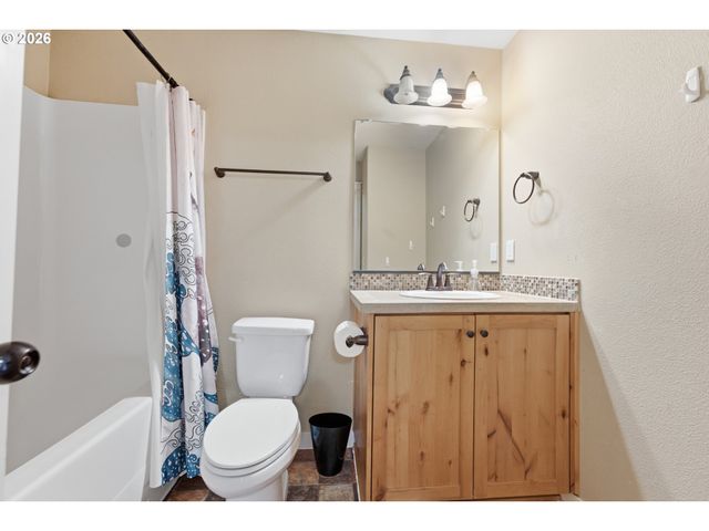 967 E 16TH St, Lafayette, OR 97127