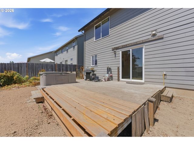 967 E 16TH St, Lafayette, OR 97127