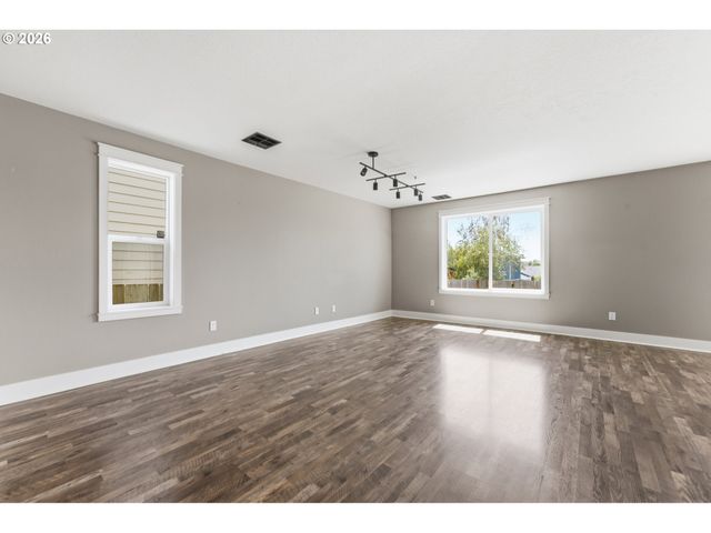 967 E 16TH St, Lafayette, OR 97127