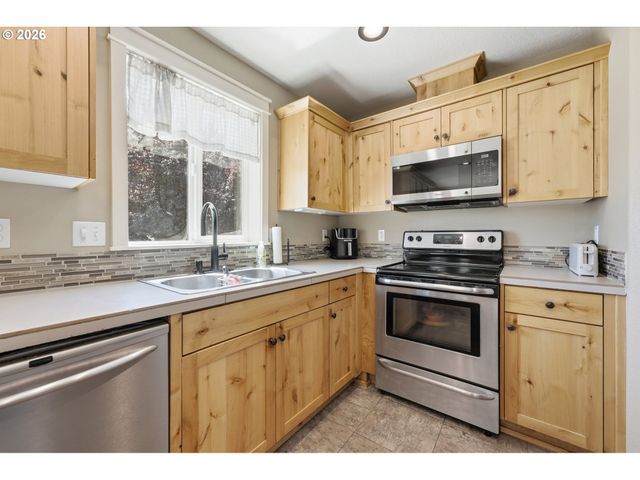 967 E 16TH St, Lafayette, OR 97127