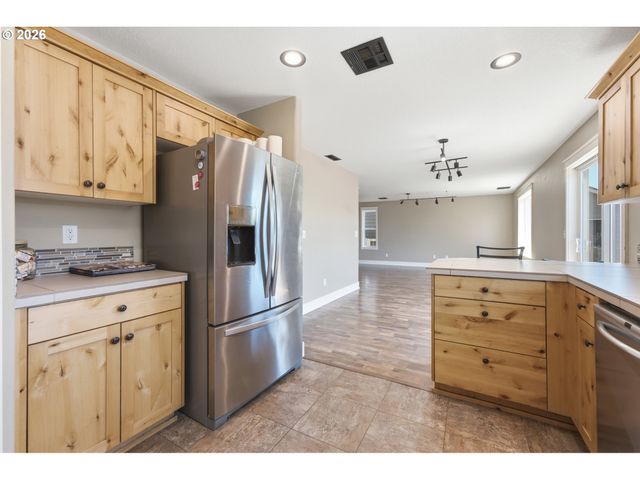 967 E 16TH St, Lafayette, OR 97127