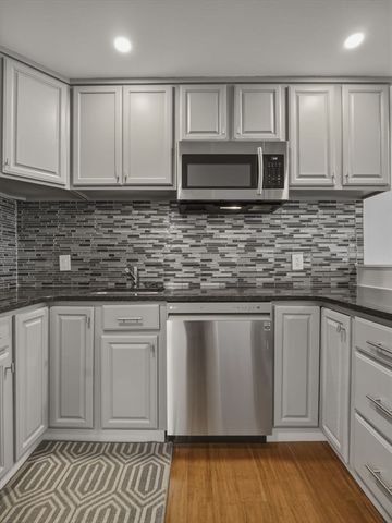 4 Duck Pond Rd 225, Beverly, MA 01915